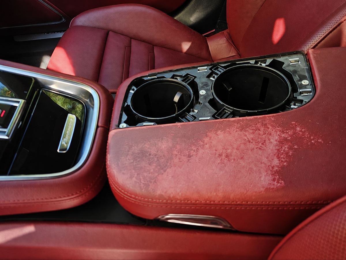 Porsche — cotieră și consolă — Înainte