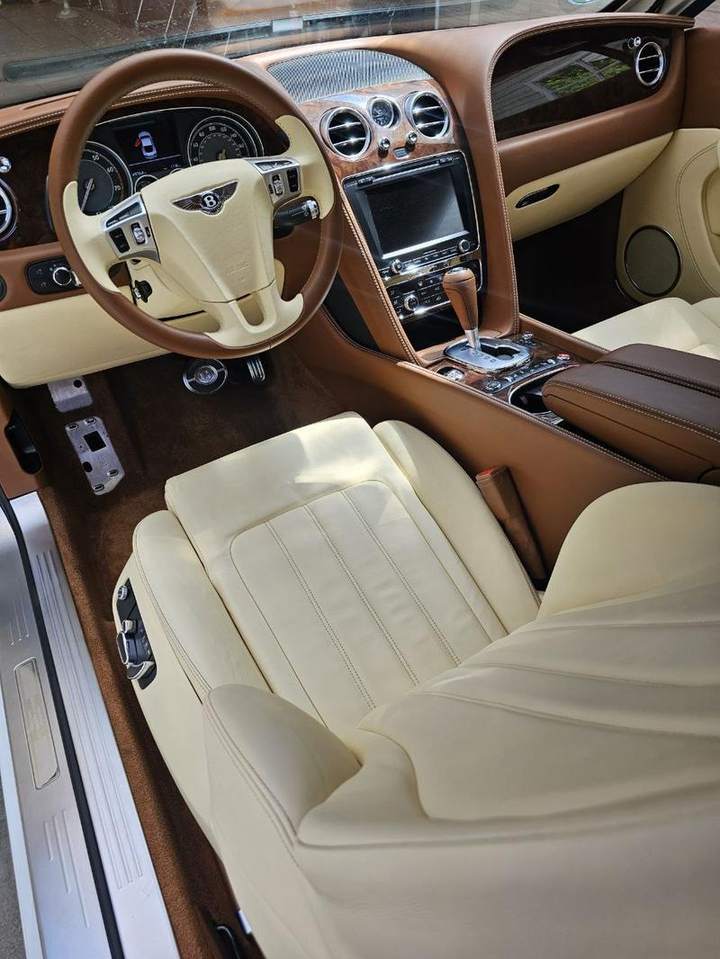 Bentley — interior bicolor