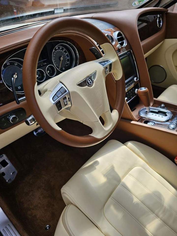 Bentley — volan și bord