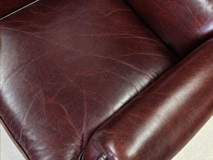 Fotoliu din piele — crăpături și decolorare