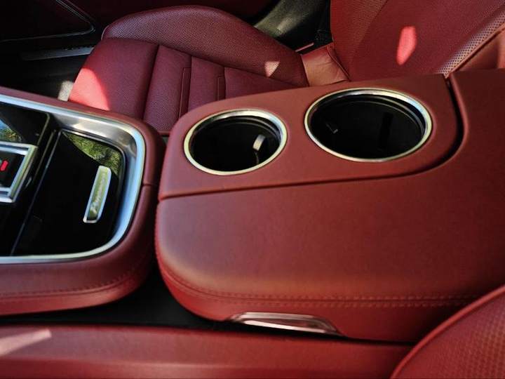 Porsche — interior roșu