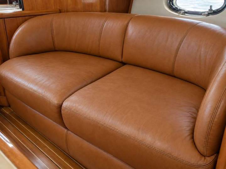 Canapea din piele în cabină