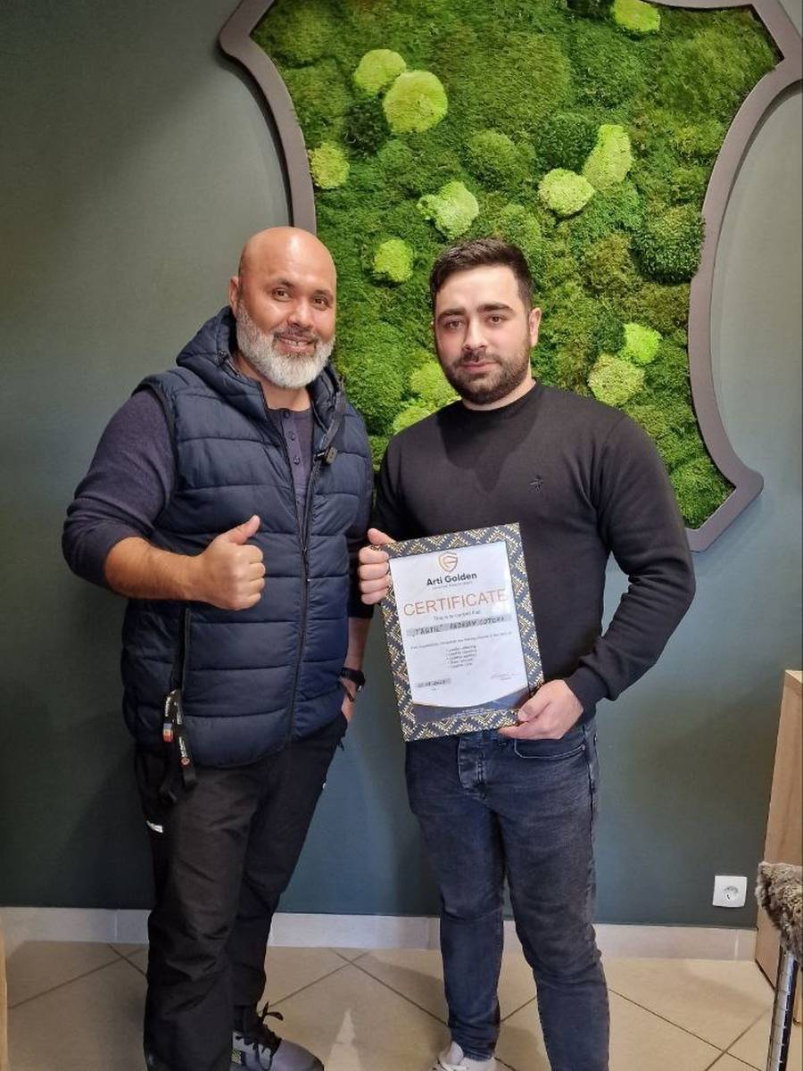 Absolvent al cursului cu certificat Arti Golden